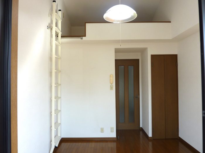 はしごを使わないときは、壁へかけられます。